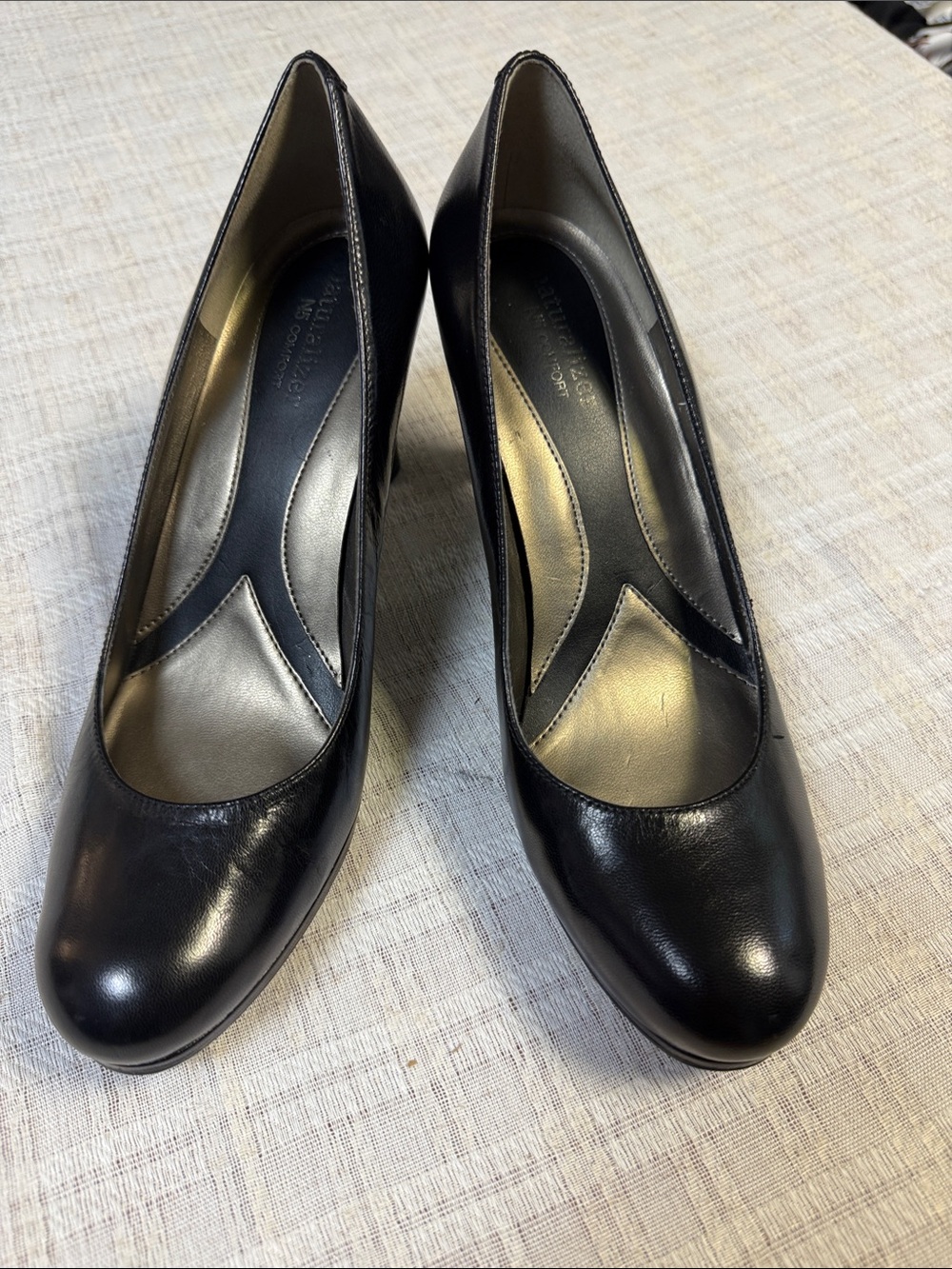 Naturalizer Black Leather Round-Toe Heels